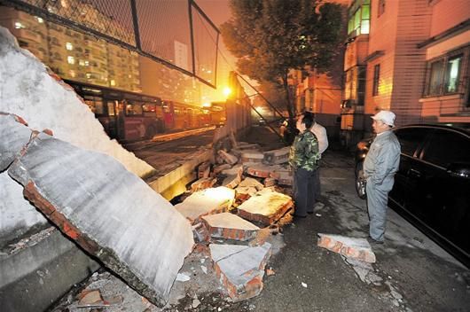 楚天都市报讯 图为：鲁磨路教师小区围墙又被撞垮