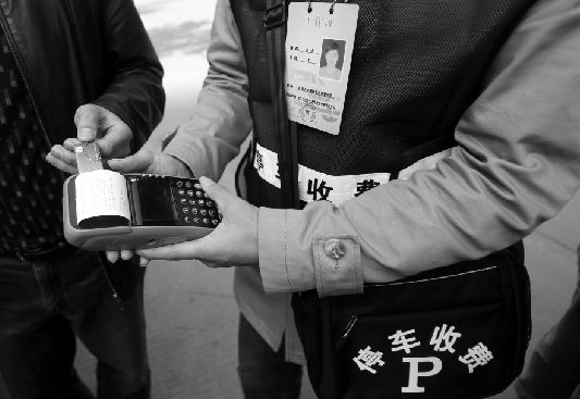 昨日，工作人员测试在POS机上刷武汉通收费。本报记者 田振龙 通讯员 叶志卫 摄