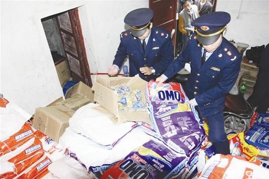 图为：安定巷假货仓库 (记者饶纯武摄)