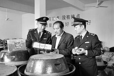  图为工商人员正在法泗三嫂子食品厂指导工作。