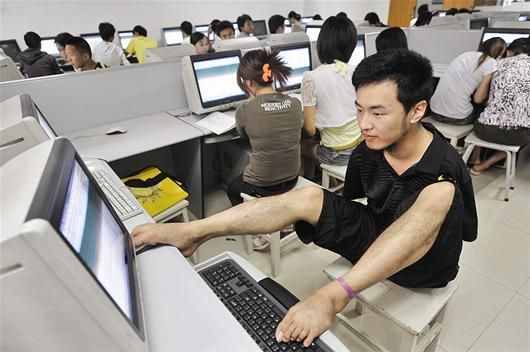 计算机课上，曹会琛熟练地操作键盘