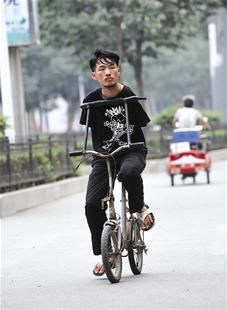 一辆改装的单车是曹会琛的出行工具