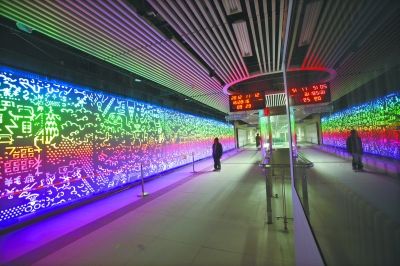 光谷地铁站建全国首面跨界艺术墙。图为：　　昨日，在地铁2号线光谷广场站，光影艺术墙绚丽的色彩展现光谷魅力 记者陈卓 摄
