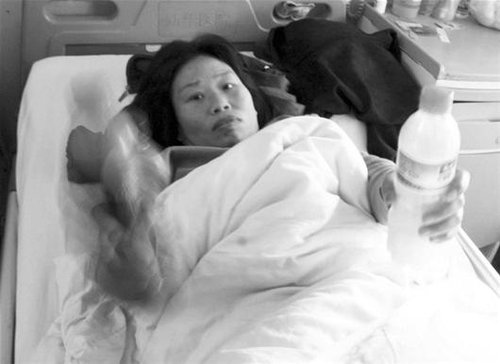 武汉一刷漆女工中毒病倒 住院右手仍不停发抖