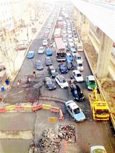 楚天都市报讯 图为：解放大道徐州新村段大堵车 网友供图
