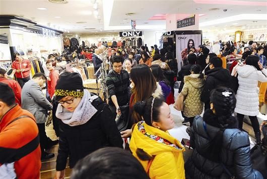 楚天都市报讯 图为：街道口群光广场内人潮凶涌 记者朱熙勇摄