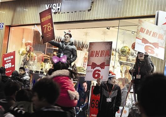 图为：汉口街头商家促销各显奇招 记者李响摄