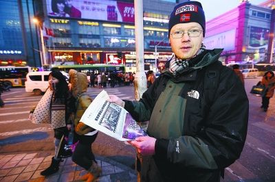  图为昨天下午在前进五路路口，来自挪威的朋友艾斯顿看了本报的报道，对武汉的马路乱象提出批评和建议。记者杨涛 摄