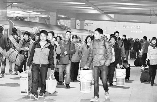 图为：昨日凌晨2:06，春运首趟务工人员专列抵达汉口站 （记者万多 通讯员裴磊摄）