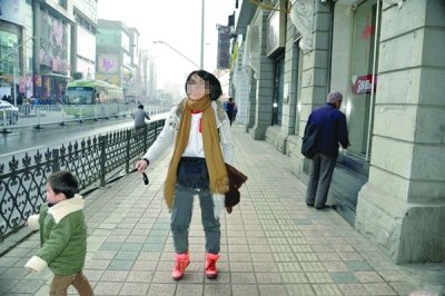 孩子脖子拴绳牵手里 年轻妈妈江汉路“遛孩”