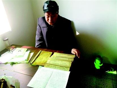新洲一农民背4套《辞海》识字3万 要冲吉尼斯