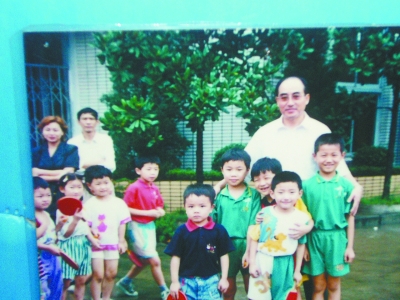 庄则栋在育才小学和孩子们合影(摄于1980年)