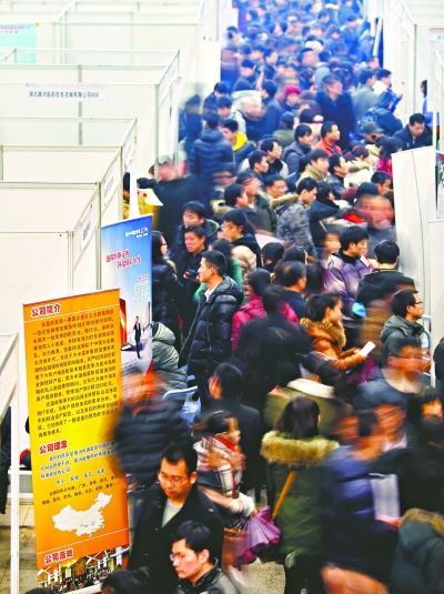 昨日，“春风行动”系列招聘活动现场人头攒动。记者傅克强摄