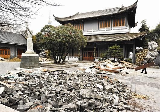 莲花湖湖水发出异味，空地上垃圾成堆。