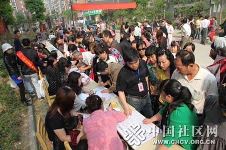 江岸区人力资源局暖心服务送进百步亭社区1-.jpg