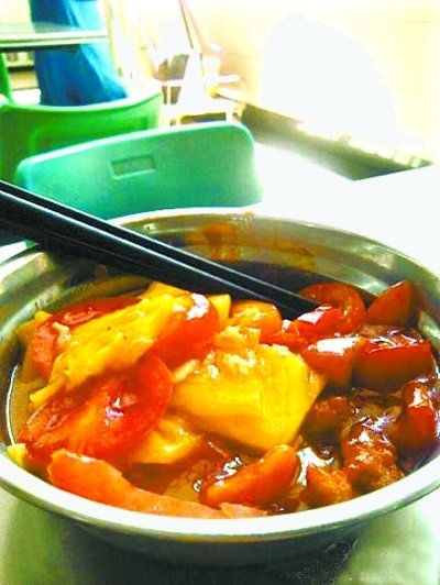 高校食堂为避H7N9推奇葩菜:番茄炒菠萝(图)