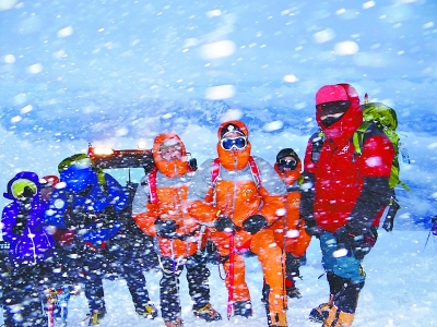 地大登山队登顶厄尔布鲁士峰 成功挑战第二极
