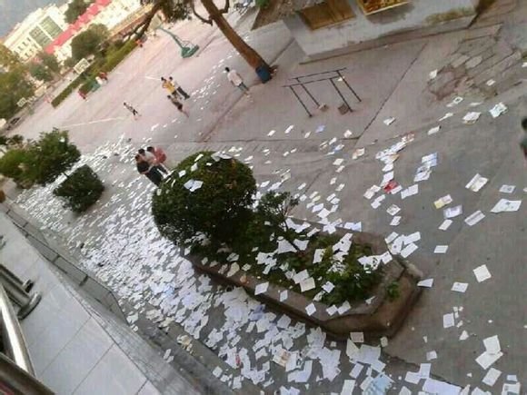 宣恩一中学暑期补课学生不满集体扔书撕书图
