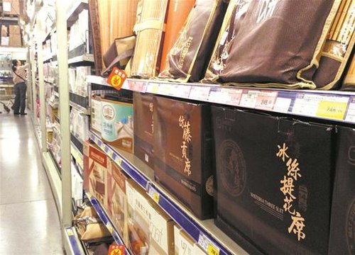 图为:超市内各种凉席品种繁多,价格均在百元以上