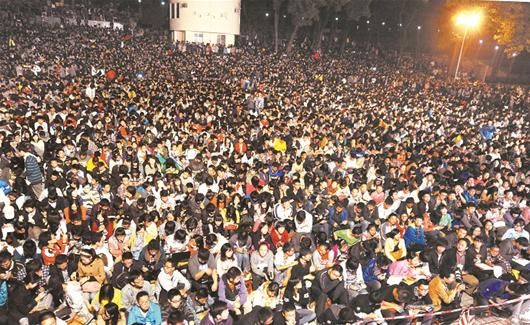 13万人挤爆易中天演讲现场无票女学生着急大哭