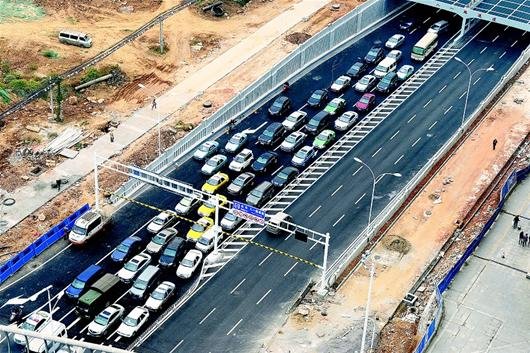 八一路下穿通道通车后出现新堵霸 屡遭网友诟病