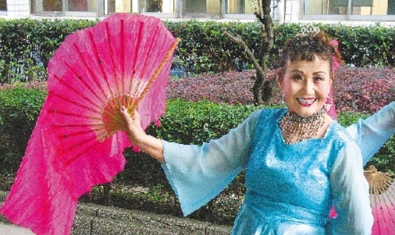 88岁洋老太为表演屡告状 带领姐妹登上央视