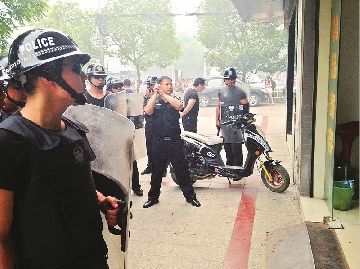 图为:鸣枪示警