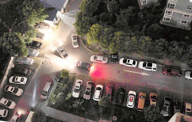 房管局强调业主停车“先到先停” 车位不得锁定