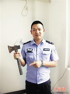 店主为追讨食客19元饭钱 藏斧头冲进候车室被抓