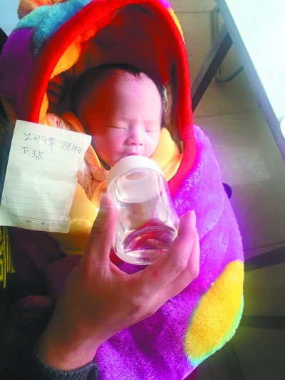 新荣村客运站门口发现一名弃婴 民警及时送往