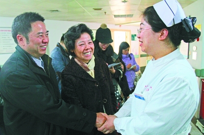 高铁上突发心梗幸遇护士救命病人痊愈找到好心护士