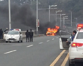 武汉长江大桥上一辆轿车发生自燃 无人员伤亡