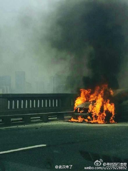 武汉长江大桥上一辆轿车发生自燃 无人员伤亡