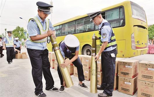 载客大巴上搜出两枚“炮弹” 乘客民警虚惊一场