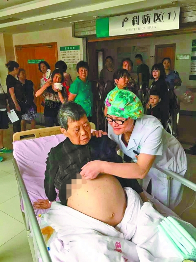 83岁婆婆腹中巨瘤堪比四胞胎 儿女立生死状