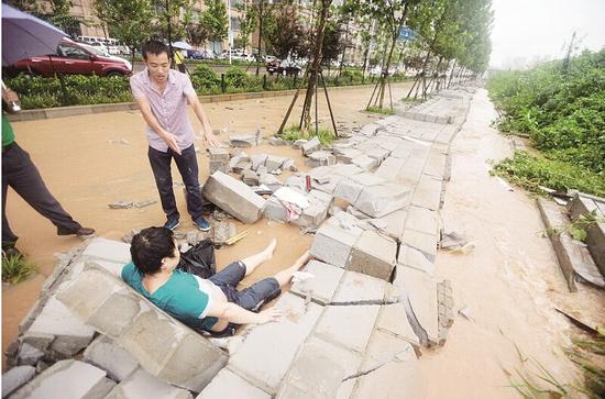 东西湖一小区4米高院墙因暴雨垮塌造成1死1伤