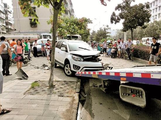 五名青年半夜撞坏四辆车 肇事后弃车逃逸