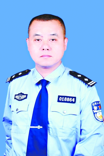 “武汉警星”刘文斌：早晚高峰小学门口不再堵