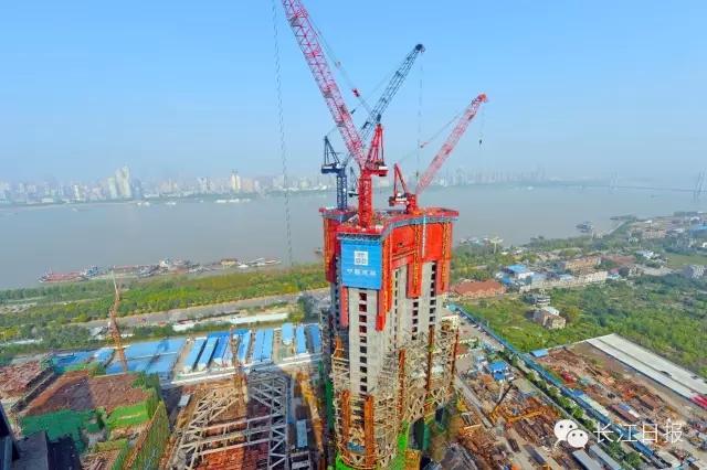 图为武汉绿地中心实景资料图 图为武汉绿地中心实景资料图
