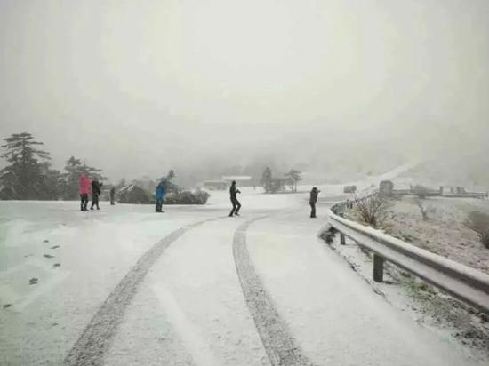 神农架首场雪扮靓美景