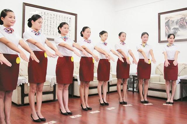 首航来汉招空姐引众人“逐梦” 美瞳丝袜都不要
