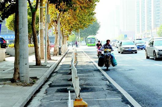 武汉多条非机动车道宽不足1米 骑车族避而不行