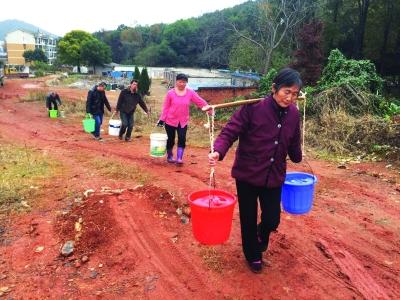 物业撤走小区停水3个月 百名业主排队外出打水