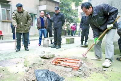 社区居民私装100多个地锁设私家车位 已被拆除