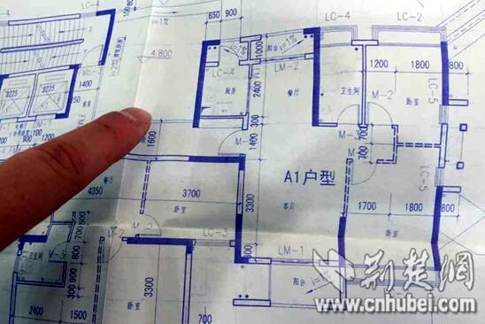 武汉一小区赠送面积为违建 城管开590万罚单