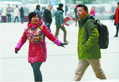站前广场又见“拉客女” 江汉警方大力整治