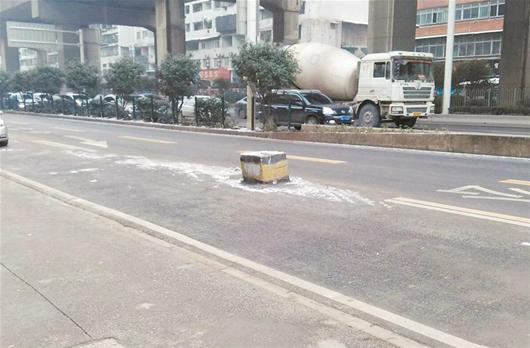 武汉一道路修好一个多月 仍有水泥墩横上面(图)