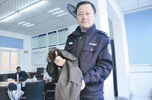 瘾君子发狂持刀刺警察 民警忍剧痛死死钳住嫌犯