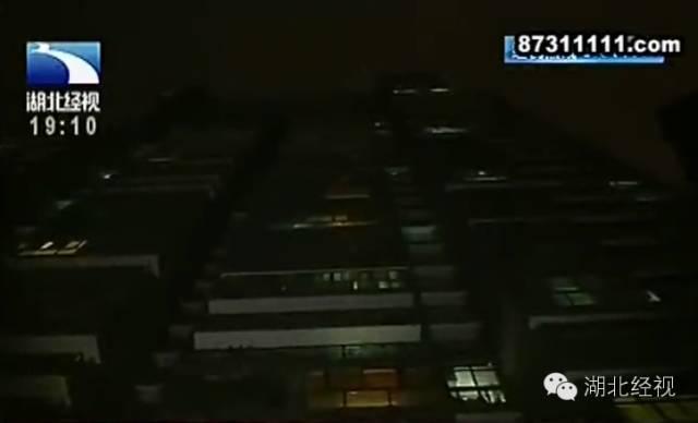 武汉2岁女童独自在家时从17楼坠下 生命垂危 武汉2岁女童独自在家时从17楼坠下 生命垂危