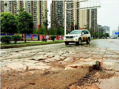 武汉闹市一道路裂成豆腐块 数万居民出行难